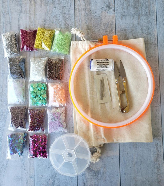 Kit de materiales para cursos de bordado online en pedrería con mostacillas, canutillos y lentejuelas