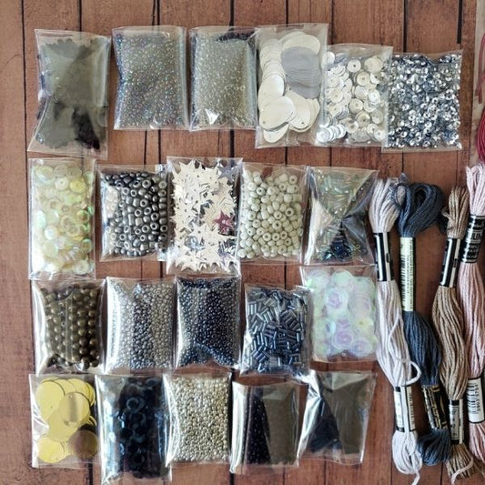 Kits de materiales para bordar con hilos, pedrería, lentejuelas, mostacillas y alambre francés en tonos plateados y gris