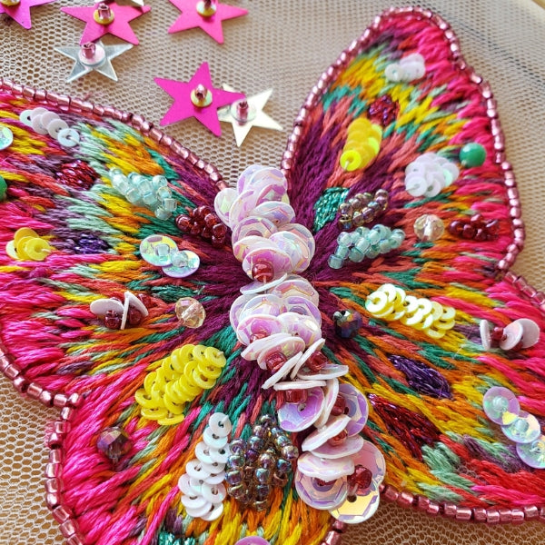 Curso de bordado online de parche en tul para la ropa, con hilos de bordar, mostacillas y lentejuelas