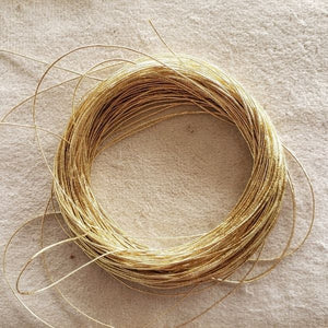 Los cordones e hilos metalizados son un material para bordar a mano que se usan en técnicas de bordado y Goldwork.