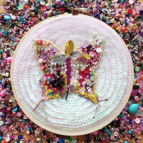 Curso de bordado online de pedrería para principiantes para aprender a bordar paso a paso con mostacillas, canutillos y lentejuelas