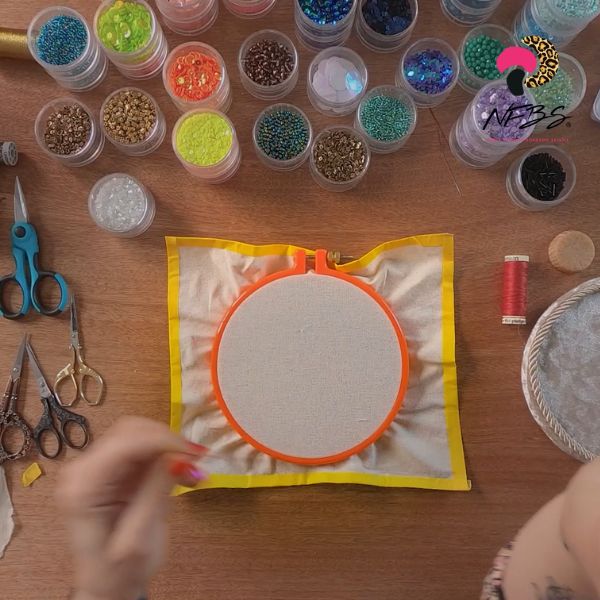 Presentando los materiales para bordar