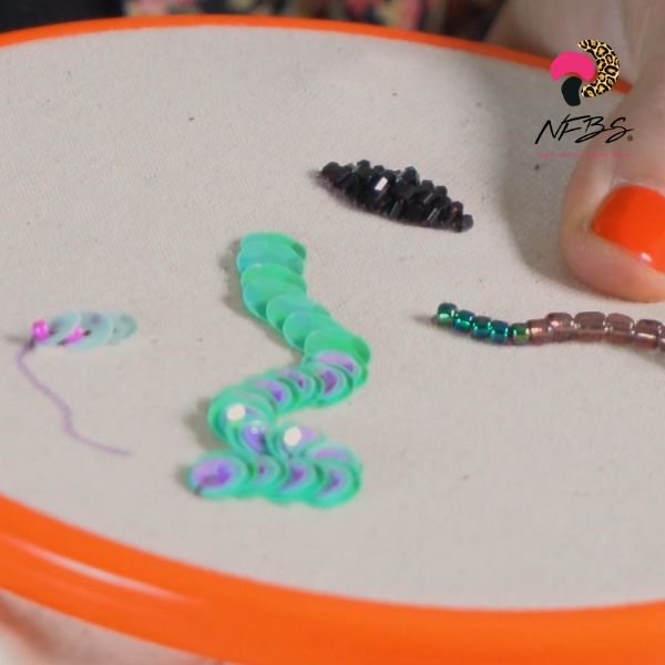 Bordado de una línea de lentejuelas y de mostacillas