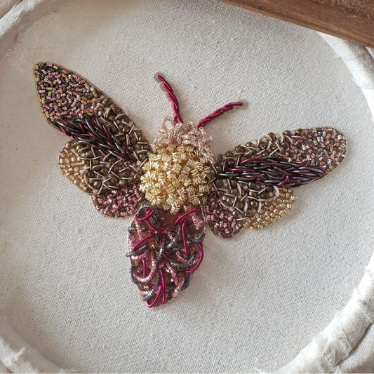 Cursos de bordado online nivel principiante para aprender a bordar paso a paso en Goldwork con hilos de bordar, alambre francés y pedrería