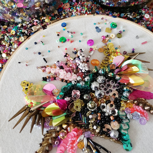 Curso de bordado online para aprender a bordar paso a paso en pedrería con mostacillas y lentejuelas, nivel intermedio