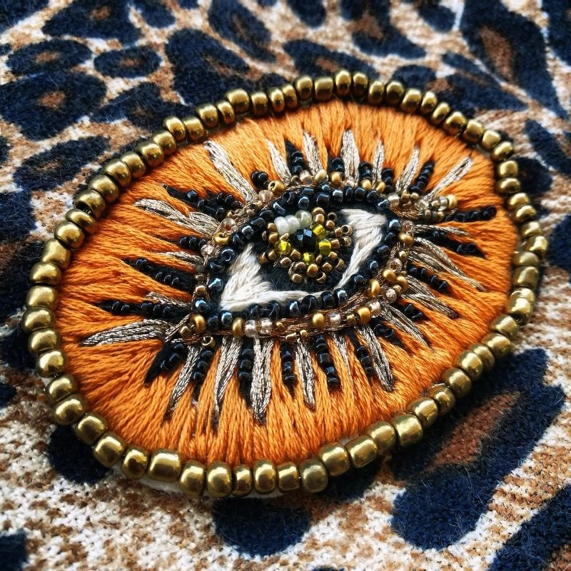 Confección de un prendedor con hilos de bordar y pedrería