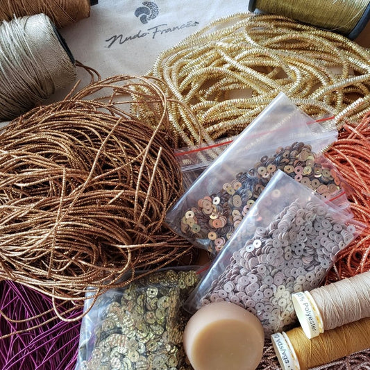 Materiales para bordar a mano la técnica de Goldwork con alambre francés, mostacillas, lentejuelas y pedrería