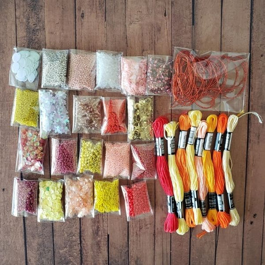 Kits de materiales para bordar con hilos, pedrería, lentejuelas, mostacillas y alambre francés en tonos amarillos y naranjos