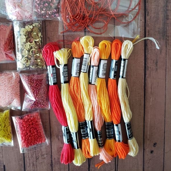 Kits de materiales para bordar con hilos, pedrería, lentejuelas, mostacillas y alambre francés en tonos amarillos y naranjos