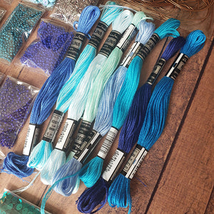 Kit de materiales para bordar con hilos, pedrería, mostacillas, lentejuelas y alambre francés de color azul