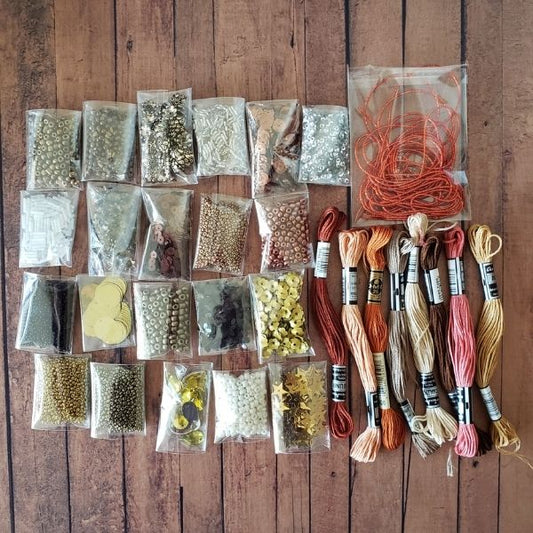 Kits de materiales para bordar con hilos, pedrería, lentejuelas, mostacillas y alambre francés en tonos dorados