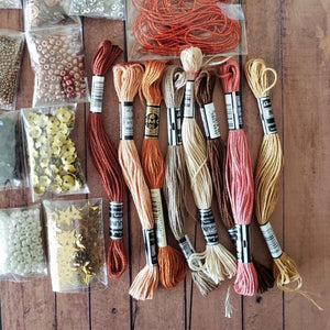 Kits de materiales para bordar con hilos, pedrería, lentejuelas, mostacillas y alambre francés en tonos dorados, beige y plateados
