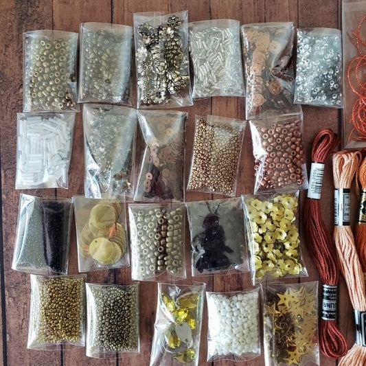 Kits de materiales para bordar con hilos, pedrería, lentejuelas, mostacillas y alambre francés en tonos dorados y plateados