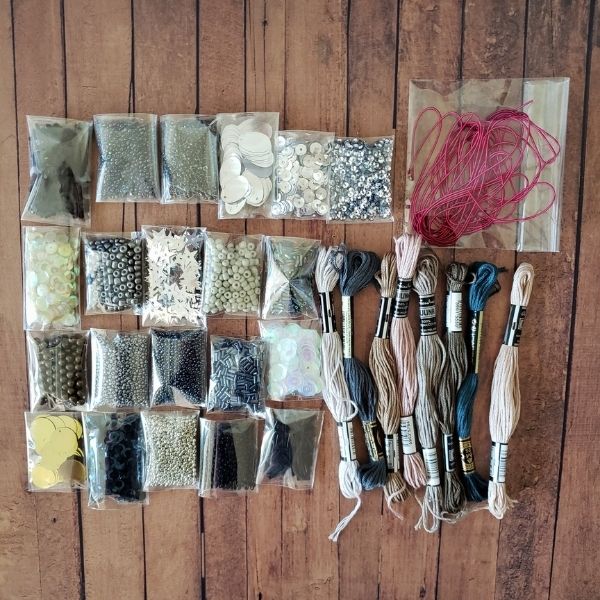 Kits de materiales para bordar con hilos, pedrería, lentejuelas, mostacillas y alambre francés en tonos plateados y gris