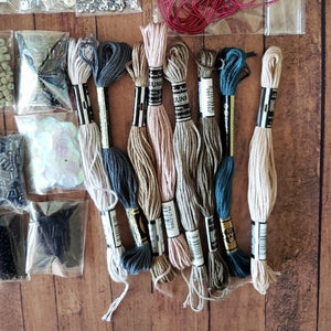 Kits de materiales para bordar con hilos, pedrería, lentejuelas, mostacillas y alambre francés en tonos plateados y gris