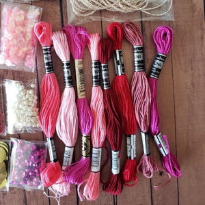 Kits de materiales para bordar con hilos, pedrería, lentejuelas, mostacillas y alambre francés en tonos rosados y rojos