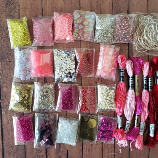 Kits de materiales para bordar con hilos, pedrería, lentejuelas, mostacillas y alambre francés en tonos rosados y rojos