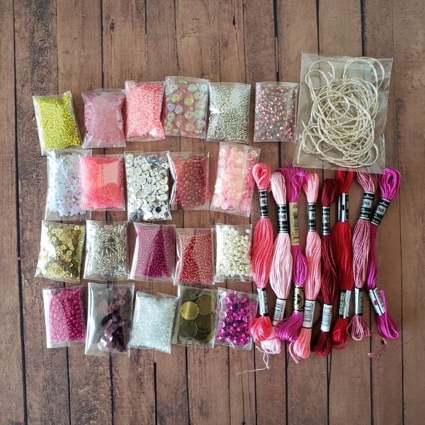 Kits de materiales para bordar con hilos, pedrería, lentejuelas, mostacillas y alambre francés en tonos rosados y rojos
