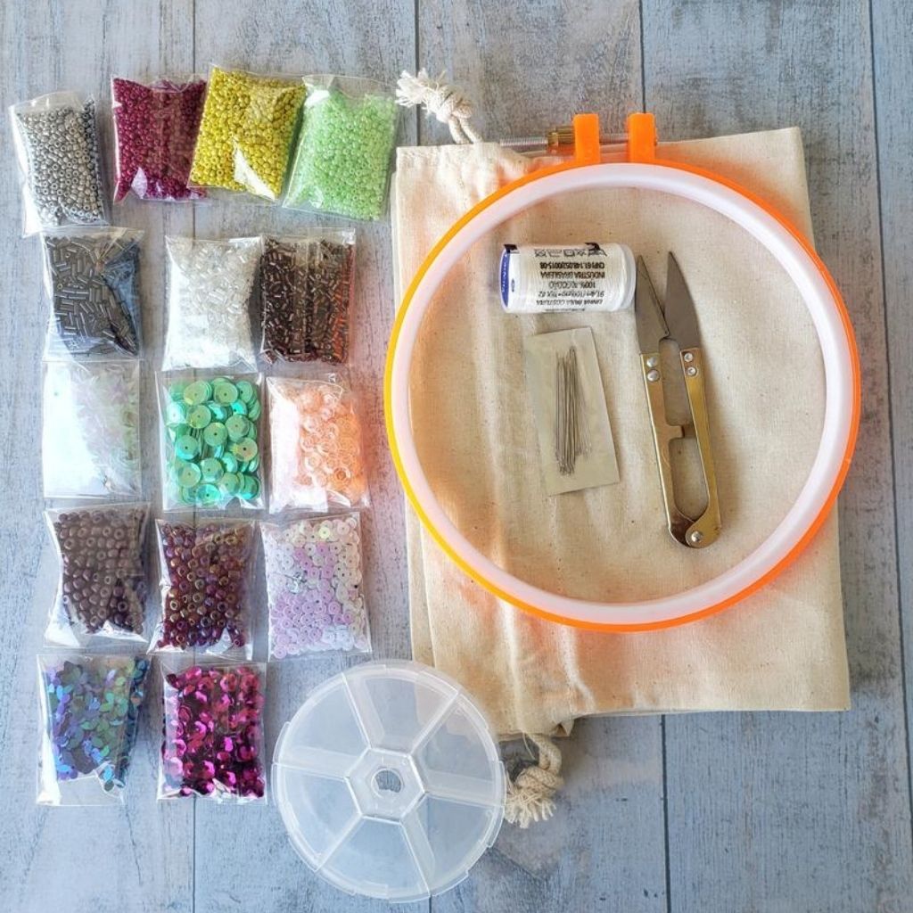 Kit de pedrería con abalorios y materiales para bordar con mostacillas, lentejuelas, canutillos 