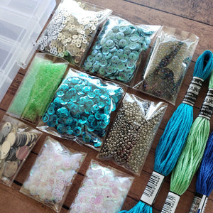 Mini kit bordado y pedrería con abalorios e hilos de bordar en verde y azul