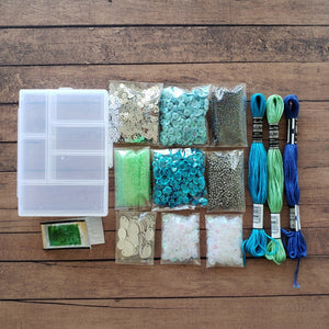 Mini kit bordado y pedrería con abalorios e hilos de bordar en verde y azul