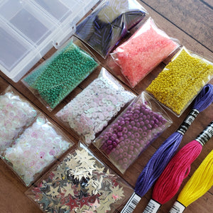 Mini kit bordado y pedrería con abalorios e hilos de bordar en colores vibrantes