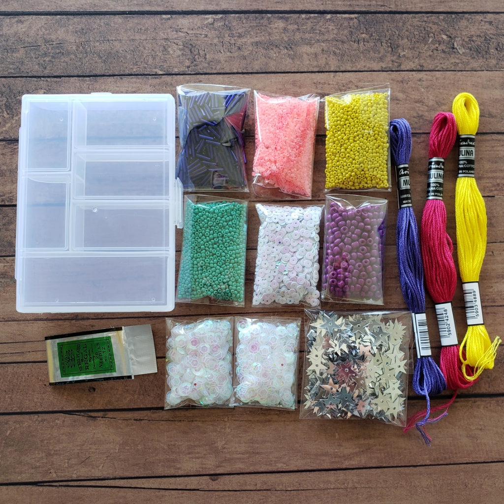 Mini kit bordado y pedrería con abalorios e hilos de bordar en colores vibrantes