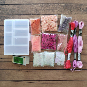 Mini kit bordado y pedrería con abalorios e hilos de bordar en rosado y naranja